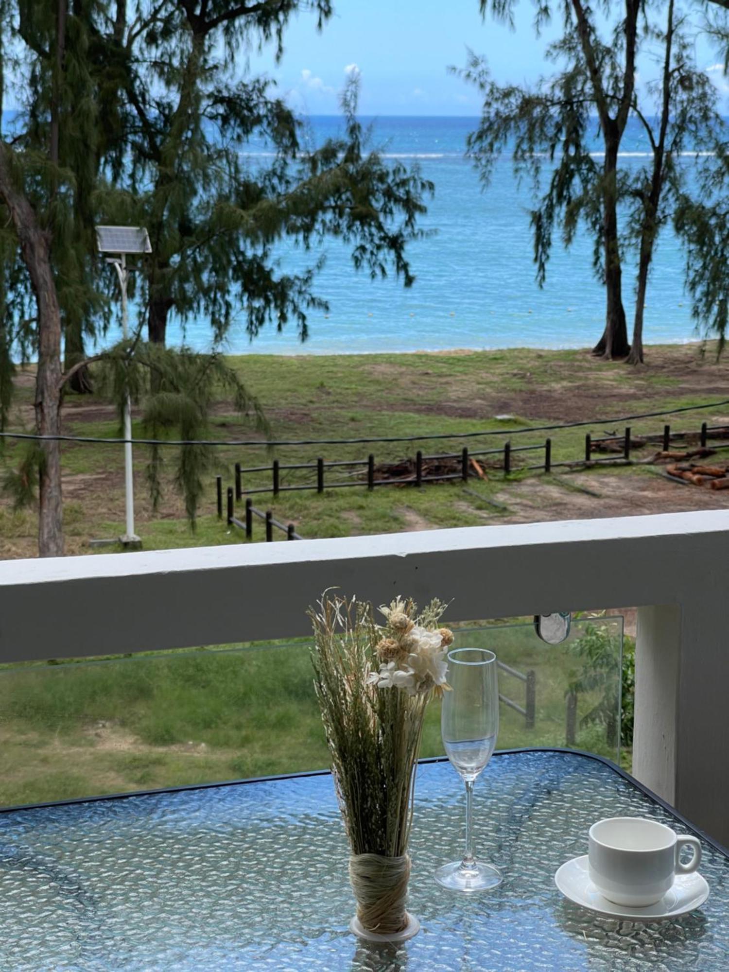 Phoenix Beach Apartments Sea View Flic-en-Flacq Kültér fotó